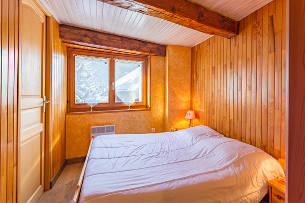 Chambre 2 personnes de l'appartement de l'Ubac à Ceillac, au chalet Lou Sarret