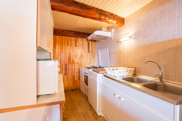Cuisine de l'appartement de l'Ubac à Ceillac, au chalet Lou Sarret