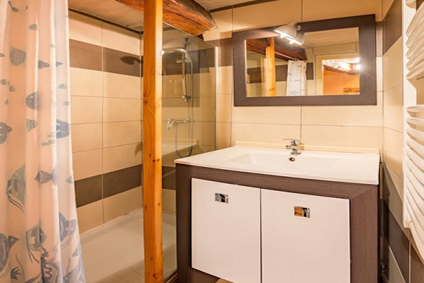Salle-de-bain de l'appartement de l'Ubac à Ceillac, au chalet Lou Sarret