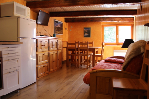 Salon en bois, canapé et parquet au sol